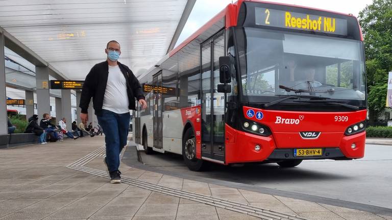 Arriva bus op station Tilburg (foto: Collin Beijk).