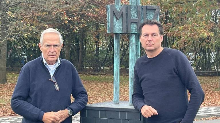 Anton en zijn zoon Edgar Kotte (rechts) voor het MH17-monument in Eindhoven