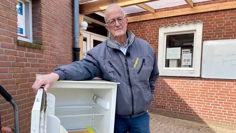 Wim de Rijck bij het leeggeroofde voedselkastje (foto: Erik Peeters).