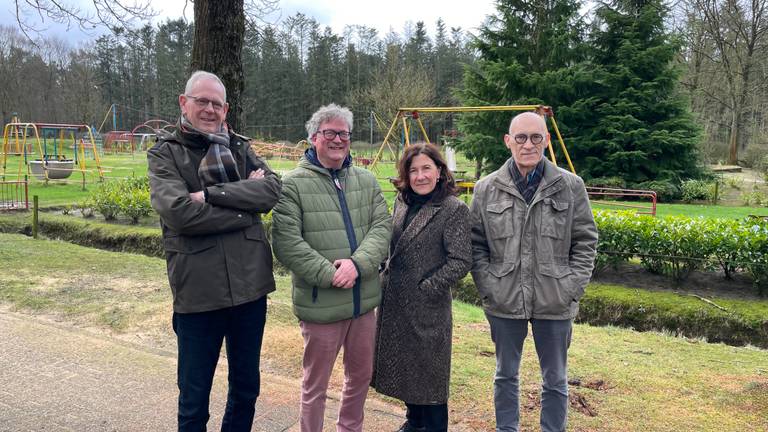 Ton Brouwers, Hans Wirken, Marcelle Hendrickx en frater Broer Huitema op Landgoed Sparrenhof (foto: Tom van den Oetelaar).