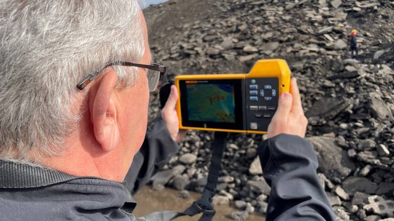 Hennie van Selst zocht met zijn warmtecamera naar overlevenden (foto: Jos Verkuilen)