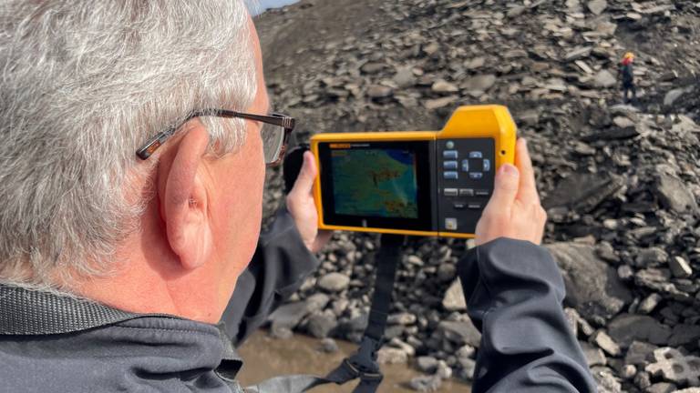 Hennie van Selst zocht met zijn warmtecamera naar overlevenden (foto: Jos Verkuilen)