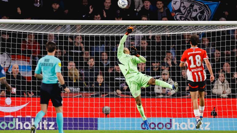 Redding van PSV-doelman Walter Benitez. (Foto: Raymond Smit/Orange Pictures)