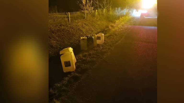 De jerrycans leken klaar te staan om gevuld te worden (foto: Wijkagenten gemeente Zundert, Instagram).