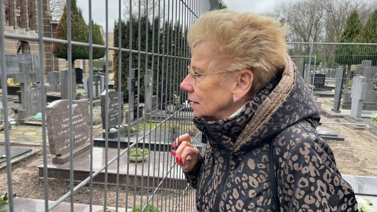 Elly van Liempt kijkt naar het graf van haar moeder (foto: Imke van de Laar).
