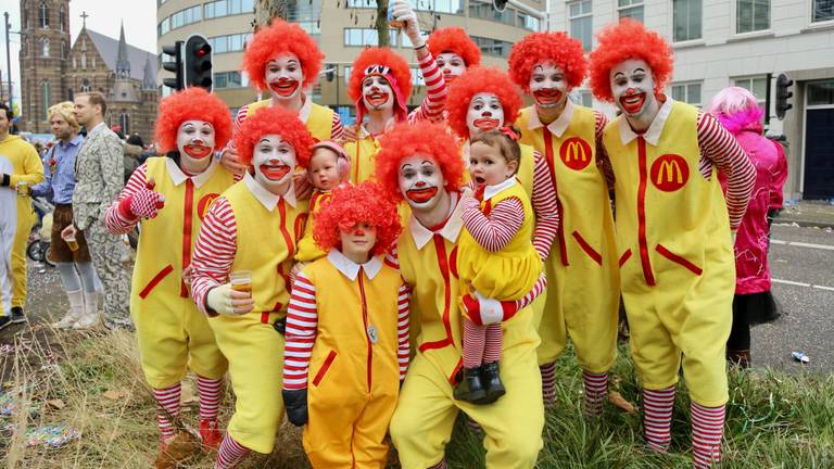 Moeders maakte zelf vijftien McDonalds pakken voor deze feestvierders in Lampegat (foto: Lobke Kapteijns).