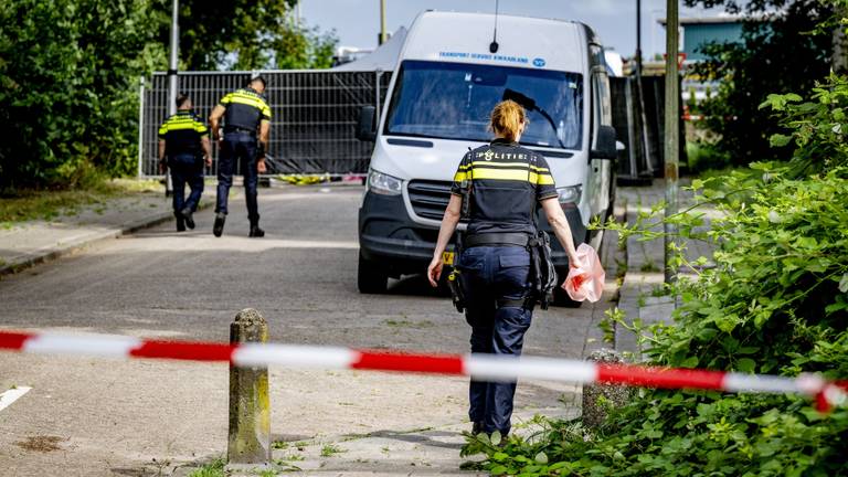 Een gebied rondom de plek waar de vrouw werd gevonden, werd snel afgezet (foto: ANP).