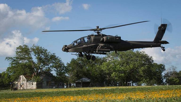 Een Apache-gevechtshelikopter bezig met een training ( foto Defensie) 