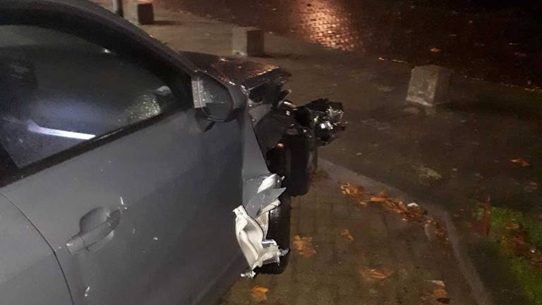 De vrouw wist niet dat ze een verkeerslicht had geraakt met haar auto (foto: politie Den Bosch/Facebook).