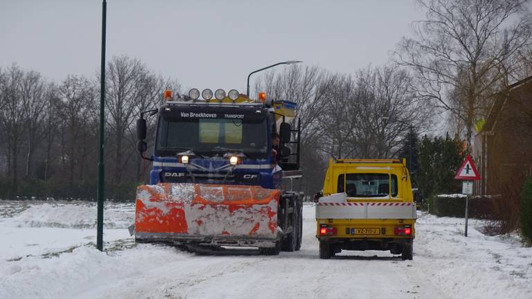 De weg wordt sneeuwvrij gemaakt (foto: An Roelen).