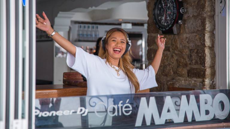 Dj iAne tijdens haar winnende set (foto: Café Mambo Ibiza)