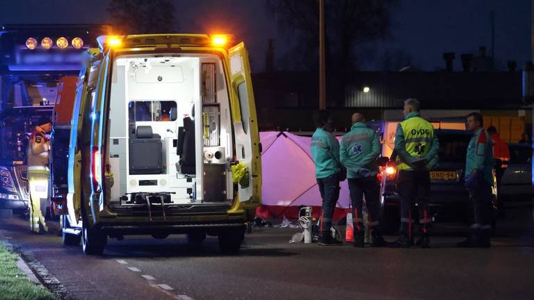 Een 71-jarige fietser overleed bij het ongeluk met een vrachtwagen in Raalte (foto: Oost).