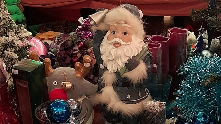 In de Kerstkringloopwinkel krijgen afdankertjes een tweede leven (foto: Kerstkringloopwinkel)