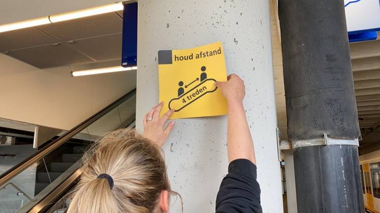 Coronamaatregelen op het station. (Foto: NS)