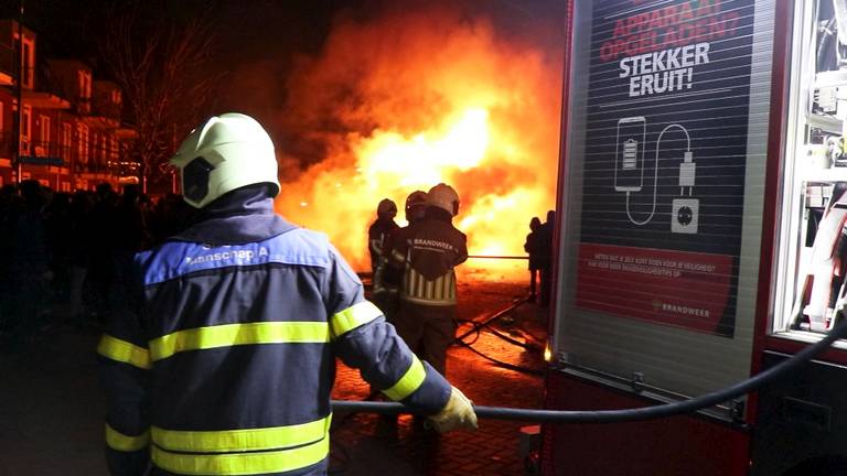 De brandweer blust weer een autobrand in Veen