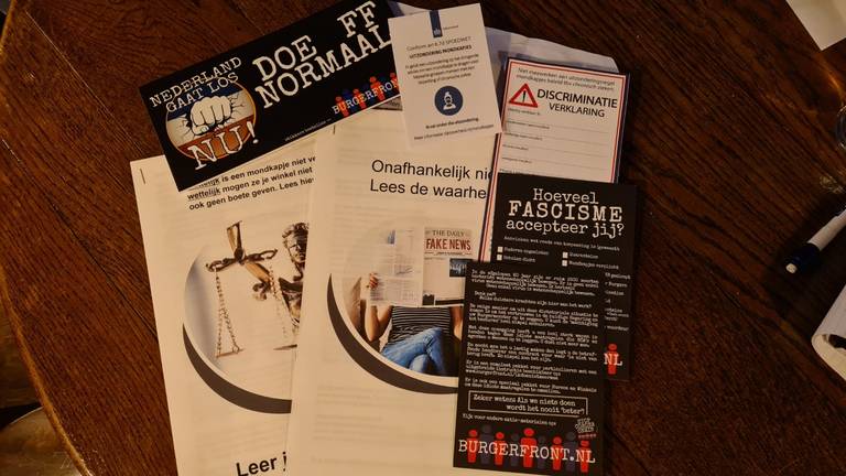 De enveloppe zat vol met dit soort materiaal (foto: Omroep Brabant).