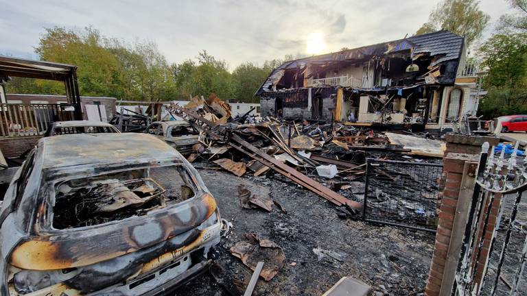 De schade na de verwoestende brand op het woonwagenkamp in Eindhoven (foto: Noël van Hooft)