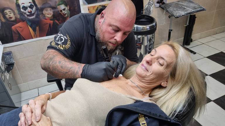 Danny tatoeëert de moeder van kickbokser Robbie Hageman (foto: Collin Beijk).