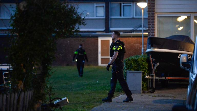 Er werd geschoten naar voetballende mensen op een grasveld aan de Meerhoutstraat in Breda (foto: Perry Roovers). 