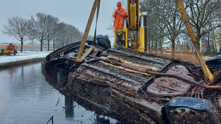 Auto wordt uit Zuid-Willemsvaart gehaald (foto: Dutch Marine Service).