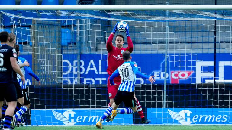 Keeper Wouter van der Steen (FC Den Bosch) plukt de bal voor Joey Sleegers weg (Foto: Orange Pictures). 