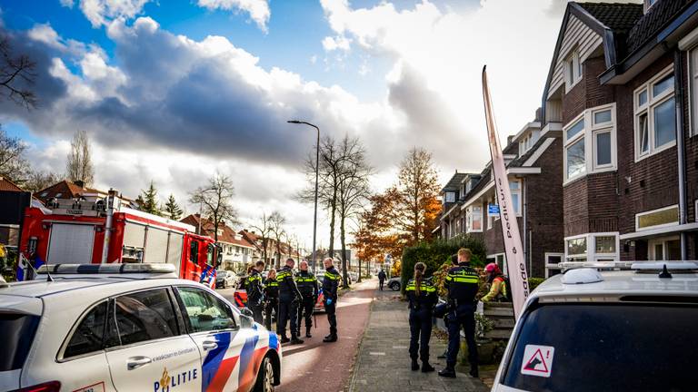 Politie, brandweer en ambulance rukten uit na melding van mishandeling in Eindhoven (foto: Toby de Kort/SQ Vision).