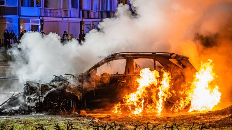 Door een vuurwerkbom brandde de auto in Tilburg af. Foto: Jack Brekelmans/SQ Vision.