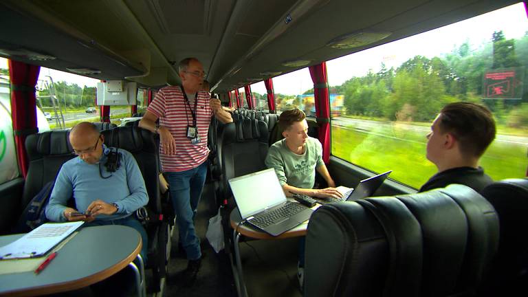Smoesjes en middelvingers: politie controleert vanuit touringcar