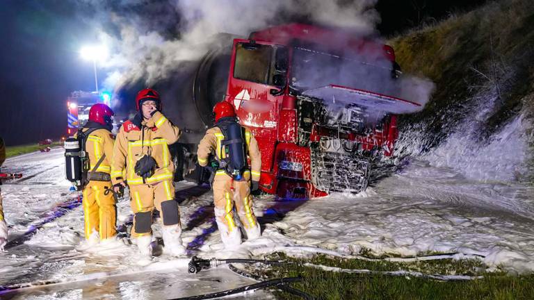 Tankwagen vliegt in brand na botsing met auto: N279 lang dicht