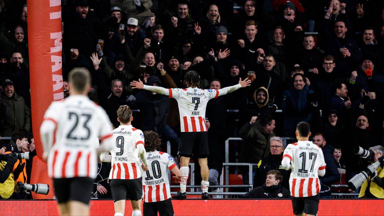 Xavi Simons viert zijn doelpunt samen met de supporters. (Foto: Broer van den Boom/Orange Pictures)