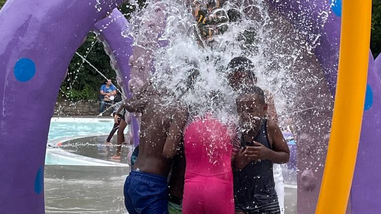 Kinderen uit Tilburg Noord in het waterpark (Foto: Agnes van der Straaten)