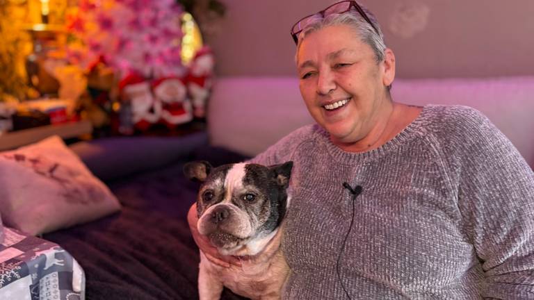 Monique Koot kijkt met haar hond Spike zoveel mogelijk kerstfilms (foto: Erik Peeters)