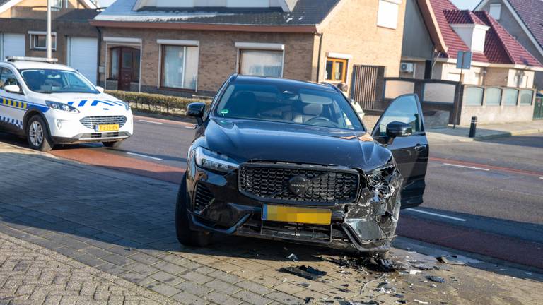 Eén van de wagens die bij een ongeluk in Sint Willebrord betrokken waren (foto: Christian Traets/SQ Vision).