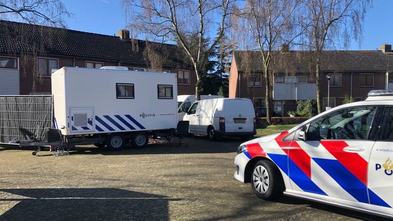 Politie het huis in Etten-Leur. (foto: Raymond Merkx)
