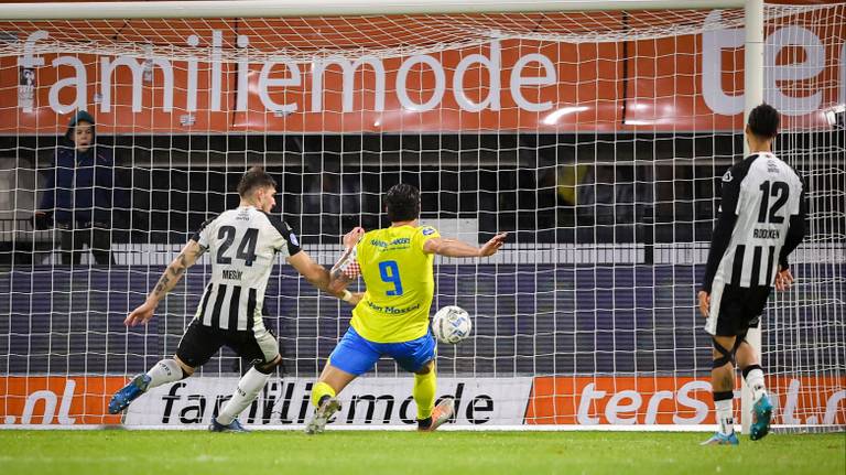 Oskar Zawada (midden) maakt in de extra tijd de 2-2 voor RKC Waalwijk tegen Heracles Almelo (foto: Orange Pictures).