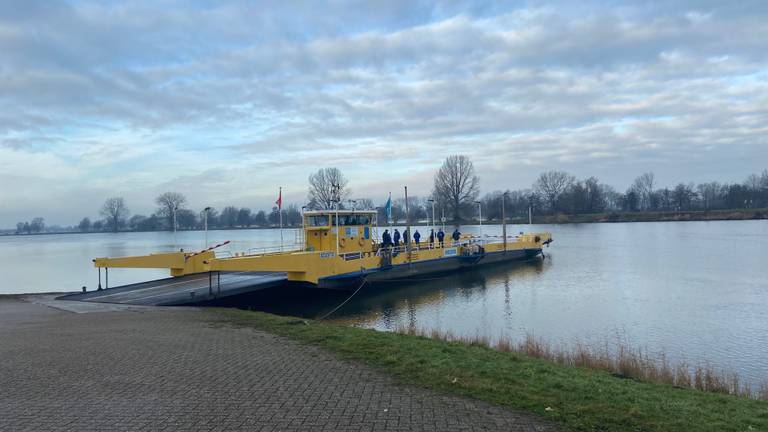 Eén van de pontjes van de Maasveren, die in Megen (foto: Ilse Schoenmakers).