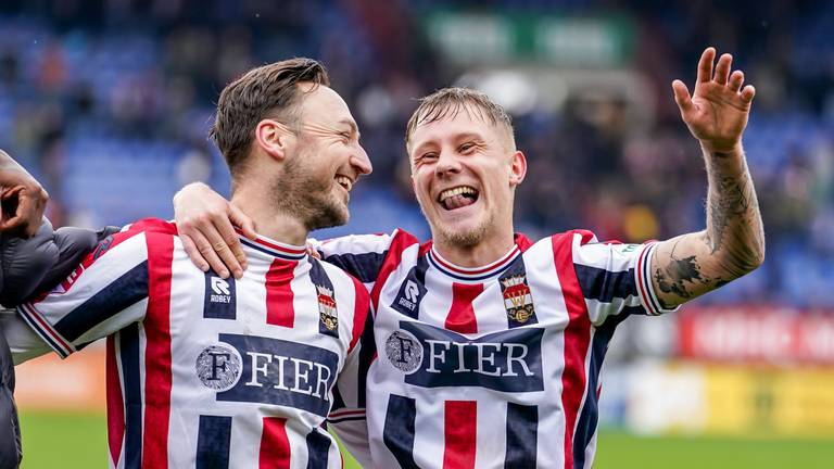 Joeri Schroijen en Jesse Bosch van Willem II vieren de overwinning (foto: OrangePictures).