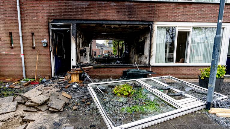 Bij daglicht is de schade aan het huis aan het Langenhof in Oosterhout goed te zien (foto: Marcel van Dorst/Eye4Images).