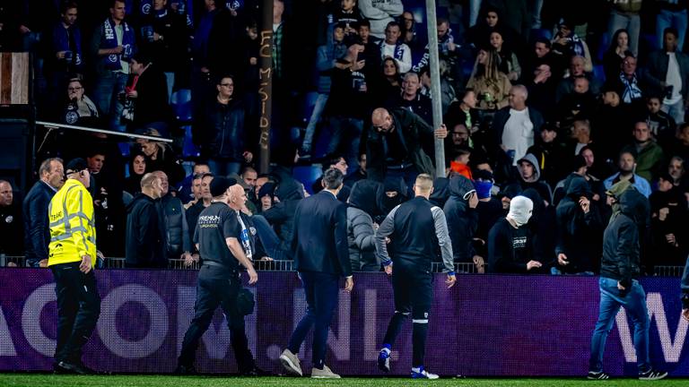 Relschoppers lopen terug richting de tribune (Foto: Eye4Images, Marcel van Dorst).