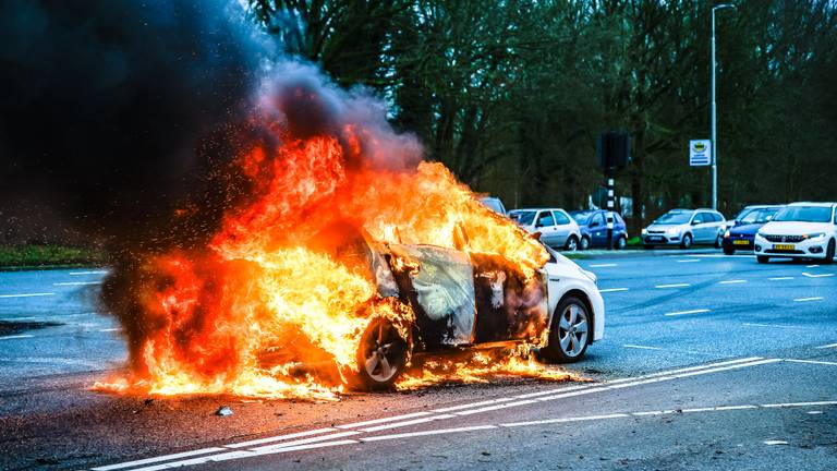 Twee inzittenden werden gered uit een brandende auto in Tilburg