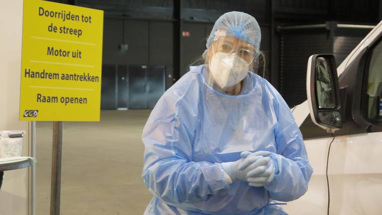 Lizette maakt zich klaar voor de volgende coronatest (archieffoto: Joris van Duin).