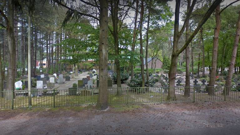 Op de begraafplaatsen in Bergen op Zoom wordt gezocht naar bommen uit de Tweede Wereldoorlog (Foto: Google Streetview)