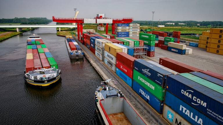 Normaal zijn er veel containers te vinden bij de containeroverslag (foto: Hollandse Hoogte).