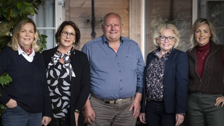 Een glunderende Hans met zijn drie logeervrouwen (en Yvon)