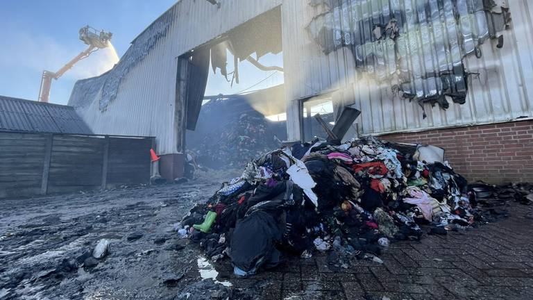 De schade bij het bedrijf in Tilburg is enorm (foto: Eva de Schipper).