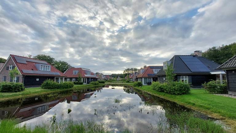 Een bewolkte lucht in Kaatsheuvel (foto: Ab Donker).