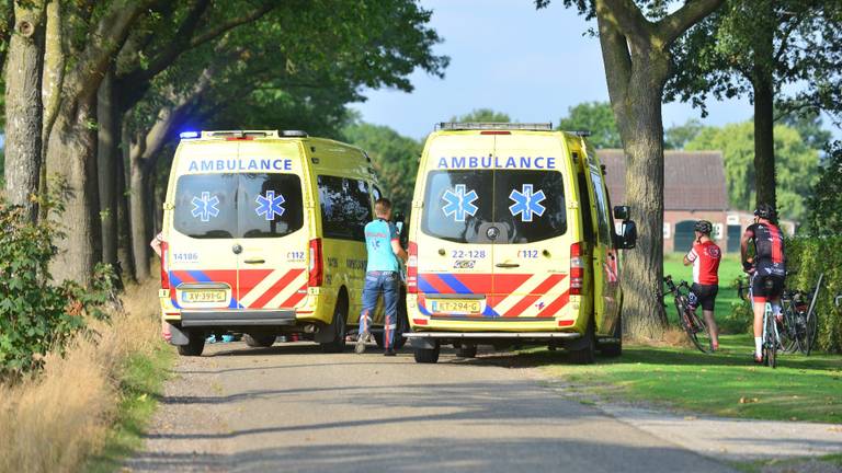 Een wielrenner raakte zwaargewond (foto: Johan Bloemers/SQ Vision).