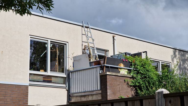 Op dit balkon en dak stichtte de man brand (foto: Noël van Hooft)