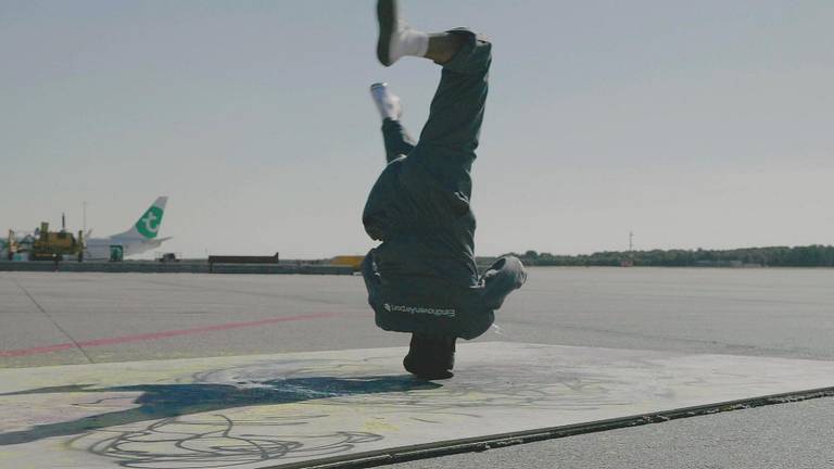 Een breakdancer op de landingsbaan.