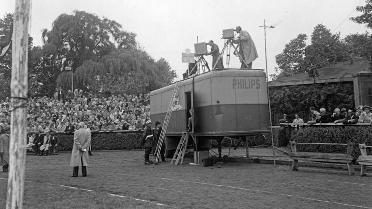 Philips verzorgde de eerste tv-uitzending van een live voetbalwedstrijd met PSV-EVV (foto: Koninklijke Philips / Philips Company Archives).